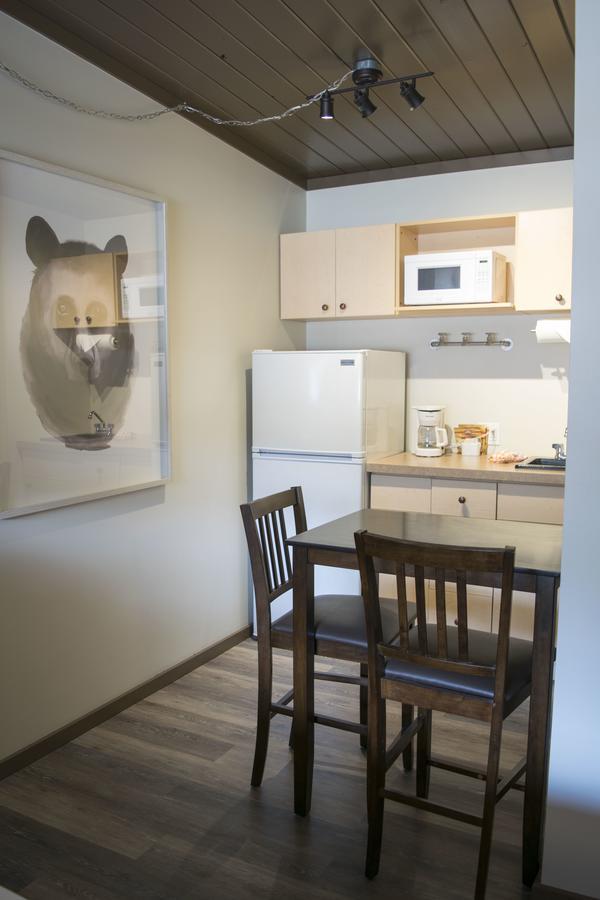 Yamnuska Suites キャンモア エクステリア 写真