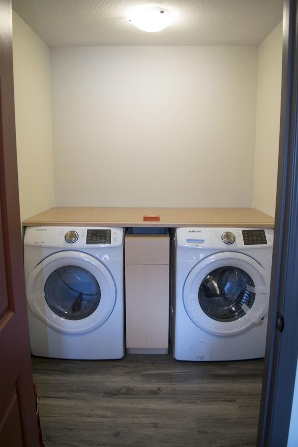 Yamnuska Suites キャンモア エクステリア 写真