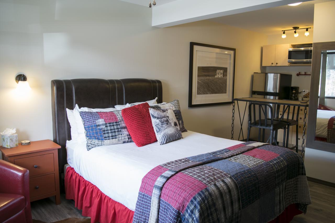 Yamnuska Suites キャンモア エクステリア 写真