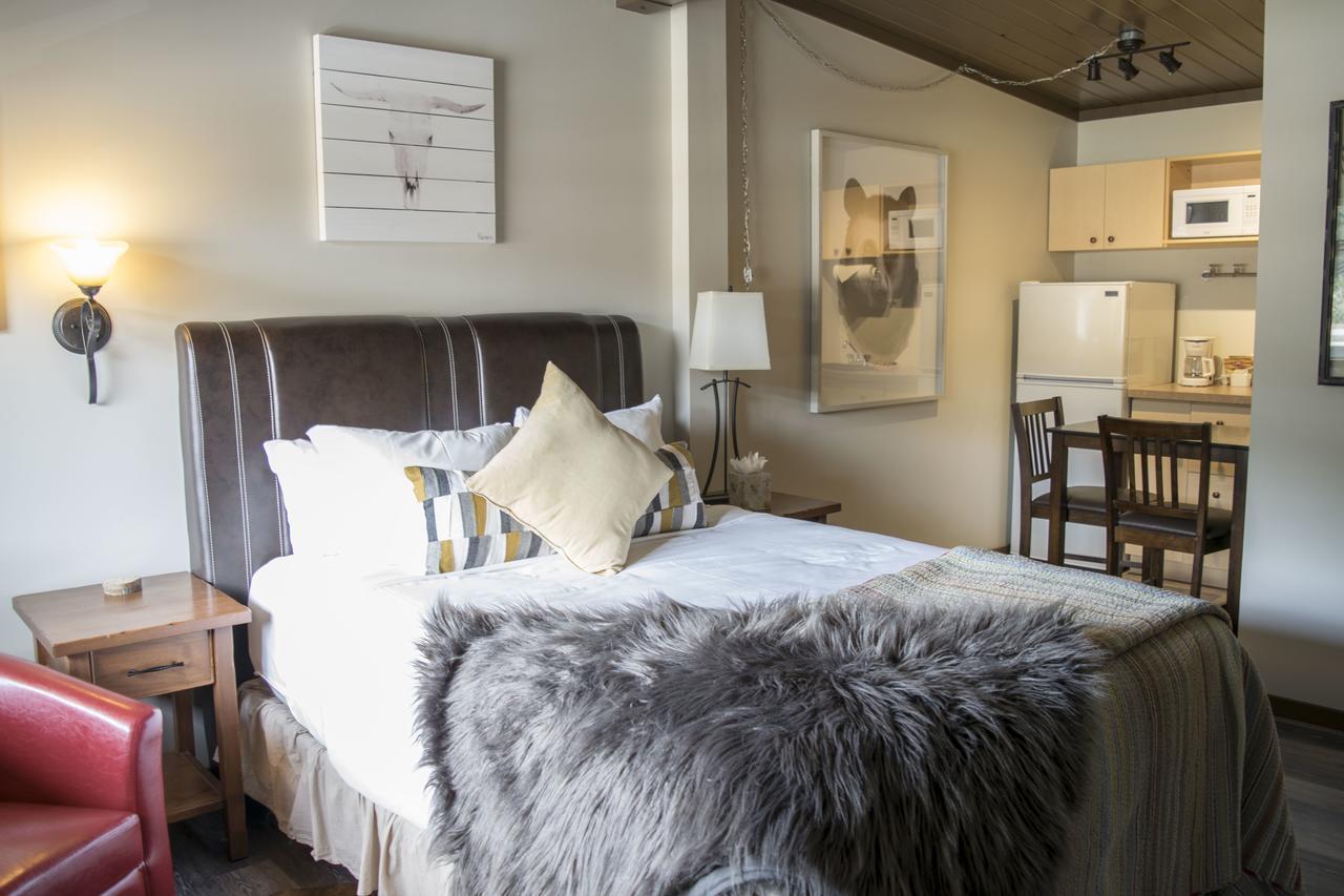 Yamnuska Suites キャンモア エクステリア 写真