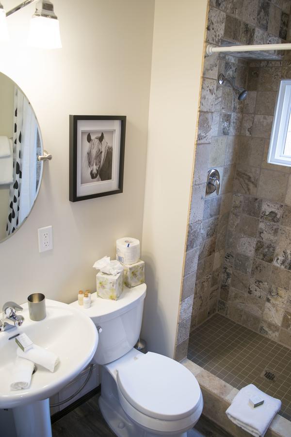 Yamnuska Suites キャンモア エクステリア 写真