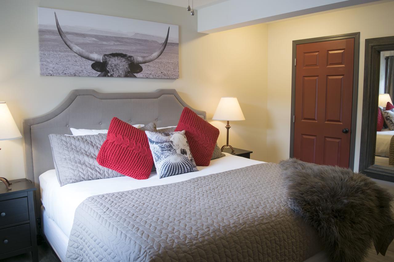 Yamnuska Suites キャンモア エクステリア 写真
