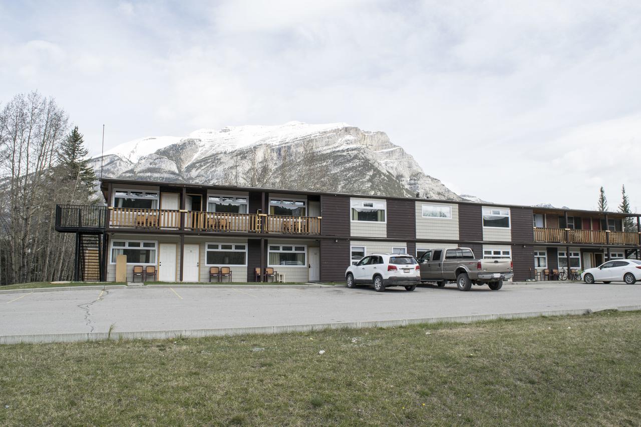 Yamnuska Suites キャンモア エクステリア 写真