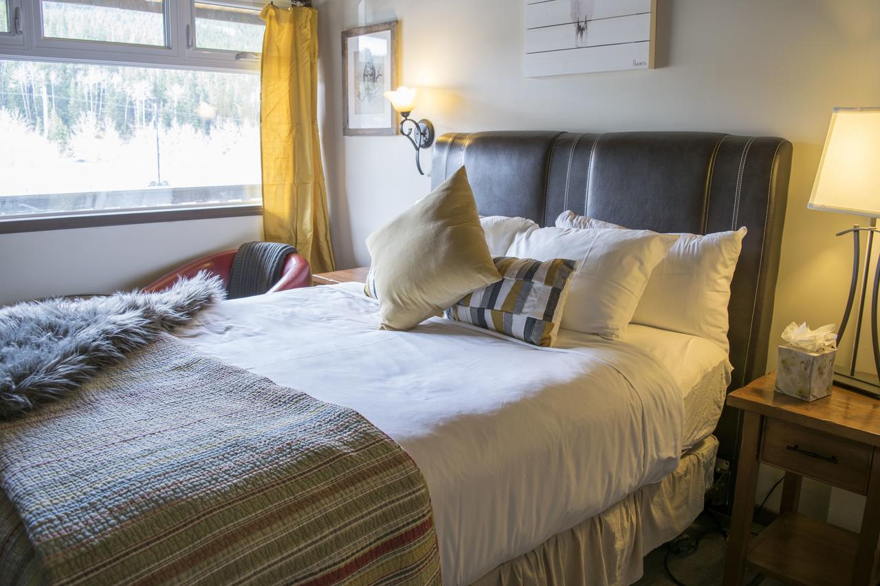 Yamnuska Suites キャンモア エクステリア 写真